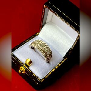 ✨SPARKLY✨ solid 10k white gold real diamond ring